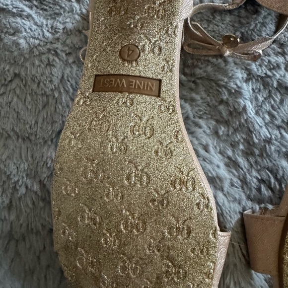 Girls Nine West champagne dress shoes size 4, excellent condition. Worn once. - Picture 10 of 13